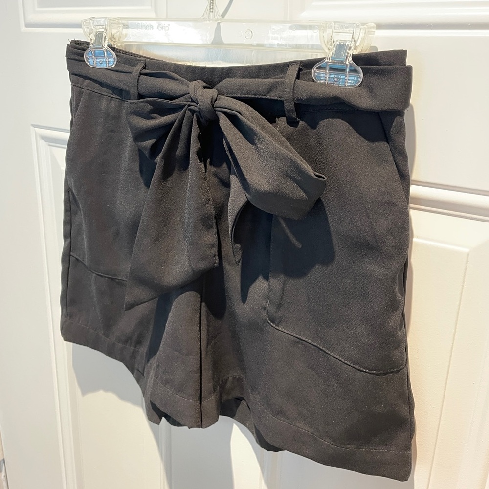 A New Day High Rise 3" Black Flowy Relaxed Bow Shorts with Belt Size Small - Picture 8 of 10